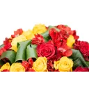 Kytice růží s alstromérií